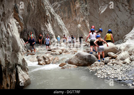 Tagesausflug für Touristen, Saklikent Canyon-Naturpark, Esen Cay River Gorge, Rock Canyon in der Ak Daglar, Akdagi Berge Stockfoto