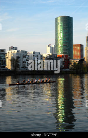 Ruderboot auf dem Fluss, Westhafen Tower im Gutleutviertel Viertel, Frankfurt Am Main, Hessen, Deutschland, Europa Stockfoto