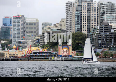 Segelboot und Luna Park in Milsons Point, Sydney Harbour, North Sydney, New South Wales, NSW, Australien Stockfoto