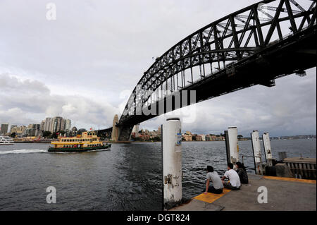 Menschen beobachten eine vorbeifahrenden Fähre Dawes Point, Sydney Harbour Bridge, Sydney, New South Wales, NSW, Australien Stockfoto