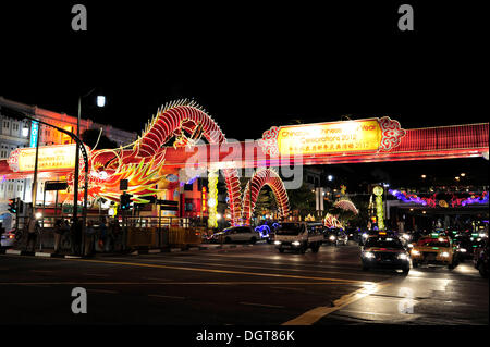 Straße mit einem Drachen als Dekoration für die chinesischen Neujahrsfest, Chinatown, zentral, Central Business District Stockfoto