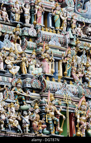 Figuren am Eingang von einem Hindu-Tempel, Veerama Kaliamman Tempel, Serangoon Road in das indische Viertel Little India Stockfoto