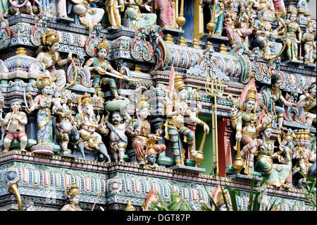 Figuren am Eingang von einem Hindu-Tempel, Veerama Kaliamman Tempel, Serangoon Road in das indische Viertel Little India Stockfoto