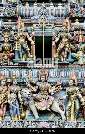 Figuren am Eingang von einem Hindu-Tempel, Veerama Kaliamman Tempel, Serangoon Road in das indische Viertel Little India Stockfoto