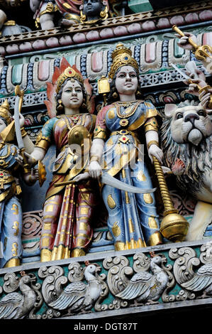 Figuren am Eingang von einem Hindu-Tempel, Veerama Kaliamman Tempel, Serangoon Straße, in das indische Viertel Little India Stockfoto