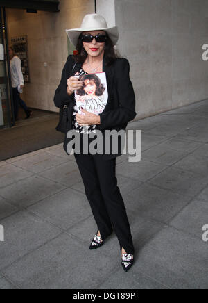 Joan Collins in den BBC-Studios in London zu sehen. Bildnachweis: Simon Matthews/Alamy Live-Nachrichten Stockfoto