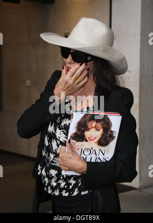 Joan Collins in den BBC-Studios in London zu sehen. Bildnachweis: Simon Matthews/Alamy Live-Nachrichten Stockfoto