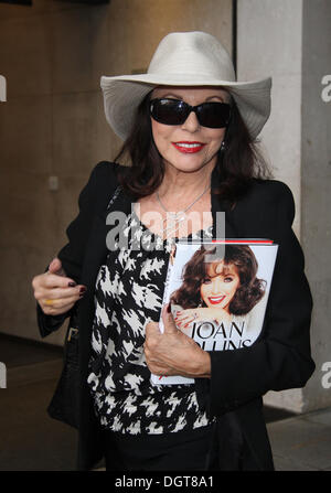 Joan Collins in den BBC-Studios in London zu sehen. Bildnachweis: Simon Matthews/Alamy Live-Nachrichten Stockfoto