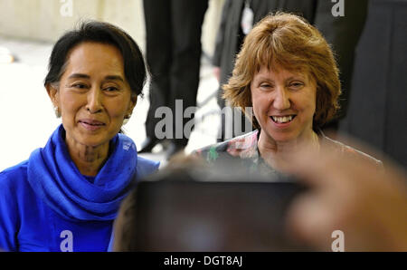 Myanmar Oppositionsführerin Aung San Suu Kyi (links) und Hohe Vertreterin der Europäischen Union, Catherine Ashton treffen in Luxemburg, 21. Oktober 2013. (CTK Foto/Jakub Dospiva) Stockfoto