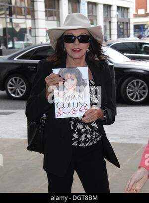 Joan Collins in den BBC-Studios in London zu sehen. Bildnachweis: Simon Matthews/Alamy Live-Nachrichten Stockfoto