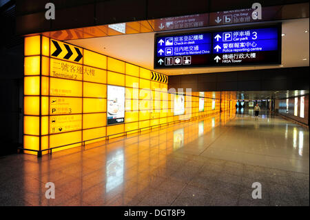 Gehweg, Hong Kong International Airport, auch bekannt als Flughafen Chek Lap Kok, Hong Kong, China, Asien Stockfoto