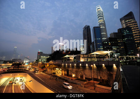 Eine Autobahn-Unterführung in den Abend, Salisbury Road, Tsim Sha Tsui, Kowloon, Hong Kong, China, Asien Stockfoto