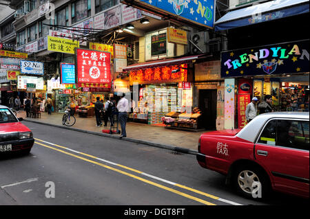 Geschäfte auf einer Straße in Tsim Sha Tsui, Kowloon, Hong Kong, China, Asien Stockfoto