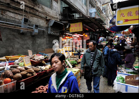 Passanten auf einem Straßenmarkt in Chung Wan, Central District, Hong Kong Island, Hongkong, China, Asien Stockfoto