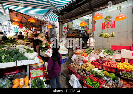 Obst und Gemüse auf einem Straßenmarkt in Chung Wan, Central District, Hong Kong Island, Hongkong, China, Asien Stockfoto