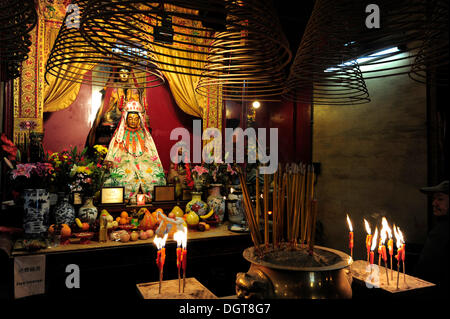 Altar in einem chinesischen Tempel in Sheung Wan Viertel, Hong Kong Island, Hongkong, China, Asien Stockfoto