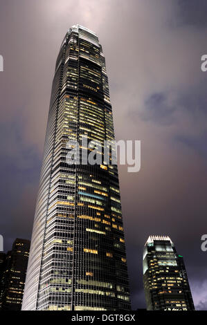 International Finance Centre, IFC Wolkenkratzer, ein Turm und zwei Tower am Abend, Chung Wan, Central District Stockfoto