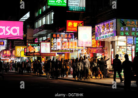 Geschäfte und Neon signs in einer Straße in der Nacht, Haiphong Road, Tsim Sha Tsui, Kowloon, Hong Kong, China, Asien Stockfoto