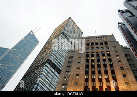 Alte Bank of China Gebäude befindet sich zwischen modernen Hochhäusern in Central District, Chung Wan, Hong Kong, Hong Kong Island Stockfoto