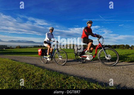 Radfahrer fahren Elektrofahrräder auf Tannberg Berg, Koestendorf, Waller See, Salzburger Seenland, Salzburg, Österreich Stockfoto