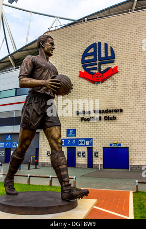 Bronzestatue von Nat Lofthouse außerhalb Bolton Wanderers Reebok Stadium hält einen Fußball Stockfoto