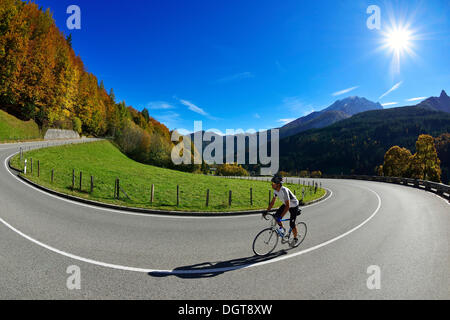 Radsportler, die entlang der Hochalpenstraße Hochalpenstraße zwischen Bischofswiesen und Berchtesgaden, Bayern, Oberbayern Stockfoto
