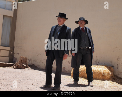 Akteure, die Darstellung von Brüdern Virgil Earp und Morgan Earp in einer Nachbildung der Schießerei am O.K. Corral in Tombstone, Arizona, USA Stockfoto