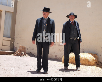 Akteure, die Darstellung von Brüdern Virgil Earp und Morgan Earp in einer Nachbildung der Schießerei am O.K. Corral in Tombstone, Arizona, USA Stockfoto