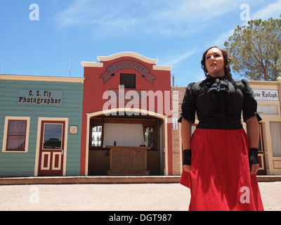 Schauspielerin porträtiert Big Nose Kate in einer Nachbildung der Schießerei am O.K. Corral in Tombstone, Arizona, USA Stockfoto