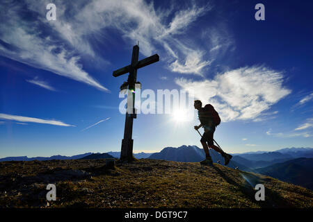 Wanderer auf dem Gipfel des Mount Fellhorn, Reit Im Winkl, Chiemgau Region Bayern, Oberbayern Stockfoto