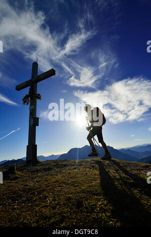 Wanderer auf dem Gipfel des Mount Fellhorn, Reit Im Winkl, Chiemgau Region Bayern, Oberbayern Stockfoto