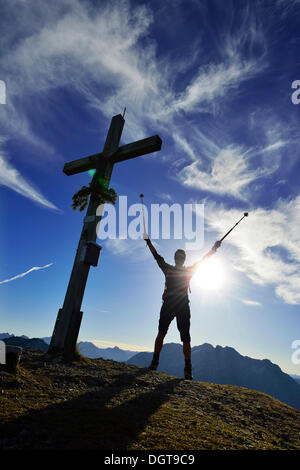 Wanderer auf dem Gipfel des Mount Fellhorn, Reit Im Winkl, Chiemgau Region Bayern, Oberbayern Stockfoto