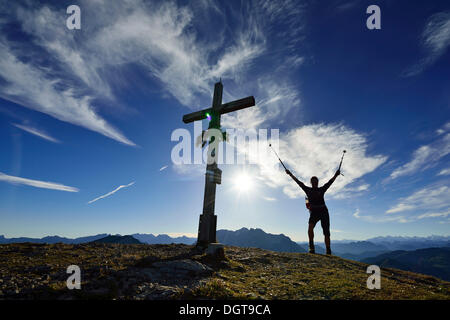 Wanderer auf dem Gipfel des Mount Fellhorn, Reit Im Winkl, Chiemgau, Bayern, Oberbayern Stockfoto