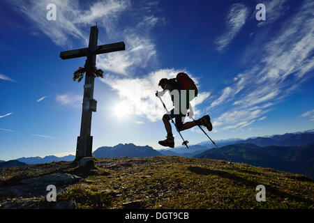 Wanderer auf dem Gipfel des Mount Fellhorn, Reit Im Winkl, Chiemgau Region Bayern, Oberbayern Stockfoto