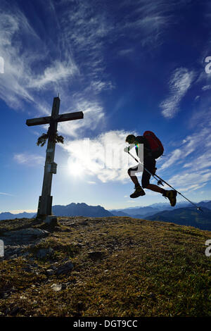 Wanderer auf dem Gipfel des Mount Fellhorn, Reit Im Winkl, Chiemgau Region Bayern, Oberbayern Stockfoto
