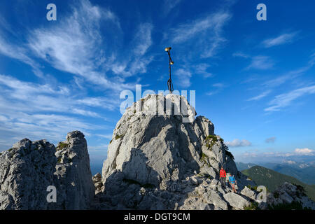 Wanderer auf dem Gipfel der Kampenwand Berg, Chiemgau, Bayern Stockfoto