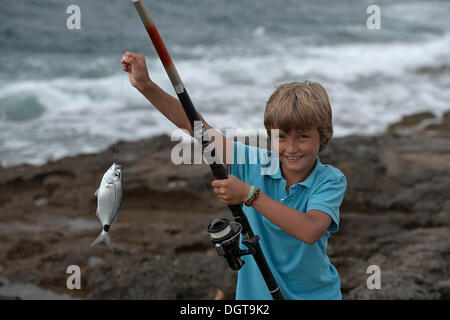 Junge mit einem gefangenen Fisch, Sant Antoni, Ibiza, wurden Inseln oder Inseln, Balearen, Spanien, Europa Stockfoto