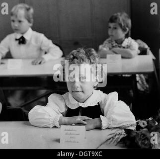 Kinder bei ihren ersten Schultag, Ostdeutschland, DDR über 1984 Stockfoto