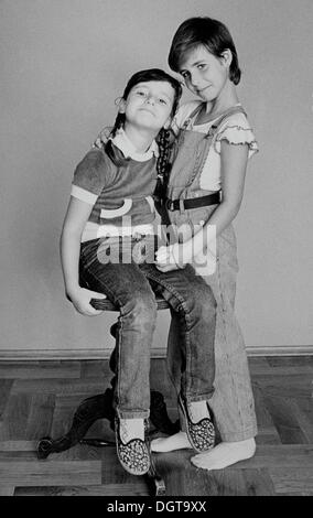 Geschwister, Mädchen, 9 und 11 Jahren, im Jahr 1986, Ostdeutschland, DDR Stockfoto