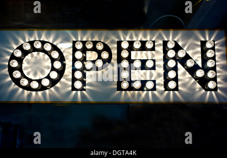 Schild "geöffnet" im Schaufenster, London Stockfoto