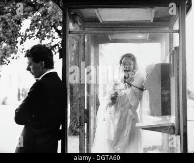 Hochzeit von Koppel in einer öffentlichen Telefonzelle, ca. 1984, Leipzig, Sachsen, DDR, Ost-Deutschland, Europa Stockfoto