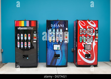 Drei Automaten vor einer blauen Wand. Stockfoto