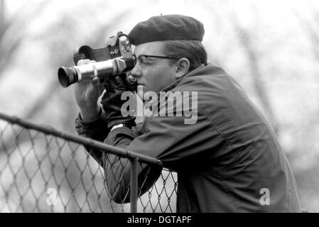 Junger Mann Fotografieren mit einer Kamera, um 1968, Leipzig, DDR, Deutsche Demokratische Republik, Europa Stockfoto