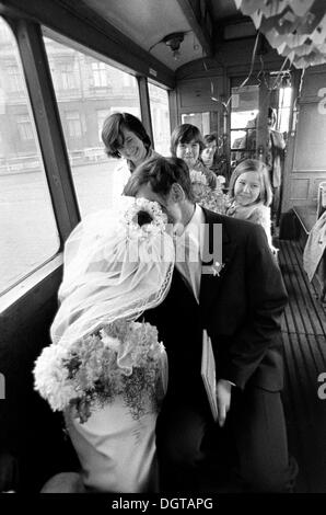 Hochzeit in einer alten Straßenbahn über 1974, Leipzig, DDR, Deutsche Demokratische Republik, Europa Stockfoto