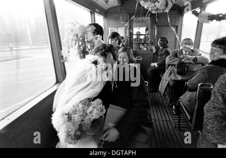Hochzeit in einer alten Straßenbahn über 1974, Leipzig, DDR, Deutsche Demokratische Republik, Europa Stockfoto