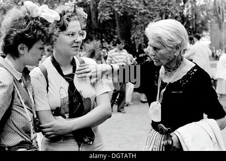 Gespräch zwischen Studierenden und eine ältere Frau, Abschluss feiern, Leipzig, DDR, DDR, über 1983 Stockfoto