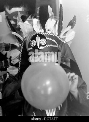 Junge verkleidet und mit einem Ballon, Leipzig, DDR, ca. 1976 Stockfoto