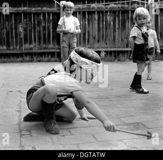 Kinder spielen blindekuh, Leipzig, DDR, ca. 1976 Stockfoto