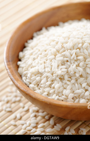 Holzschale voller Carnaroli Art Reis. Dieser Reis ist für Risotto-Herstellung verwendet. Stockfoto