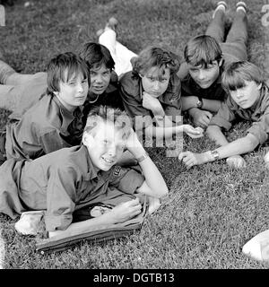 Jugendliche tragen FDJ-Hemden, Shirts von der offiziellen sozialistischen Jugendbewegung über 1985, Leipzig, DDR, DDR Stockfoto